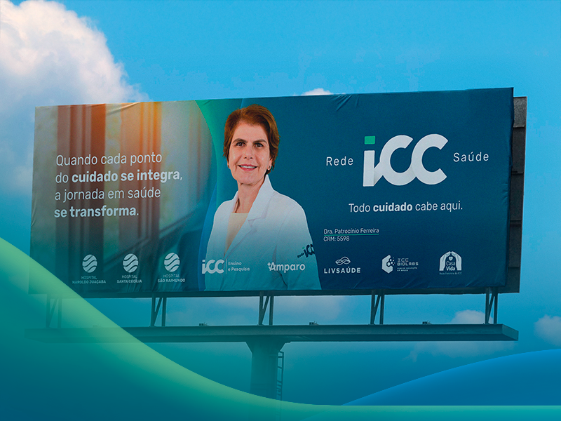 Foto do outdoor que tem a campanha de 80 anos da Rede ICC Saúde.