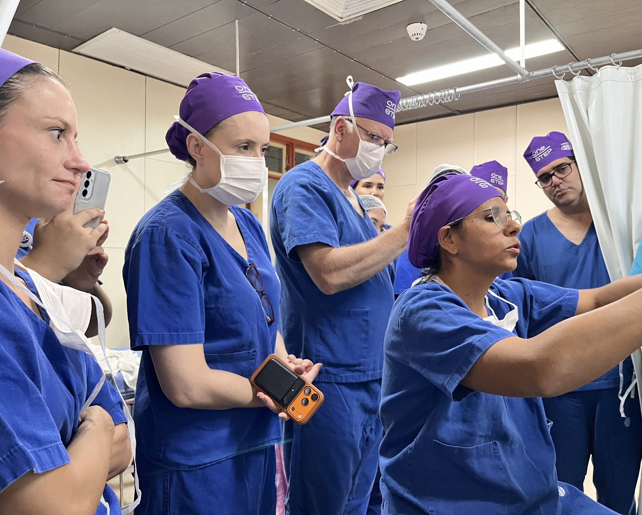 Especialistas durante imersão em reconstrução mamária com tecnologia One Step no Hospital Haroldo Juaçaba da Rede ICC Saúde