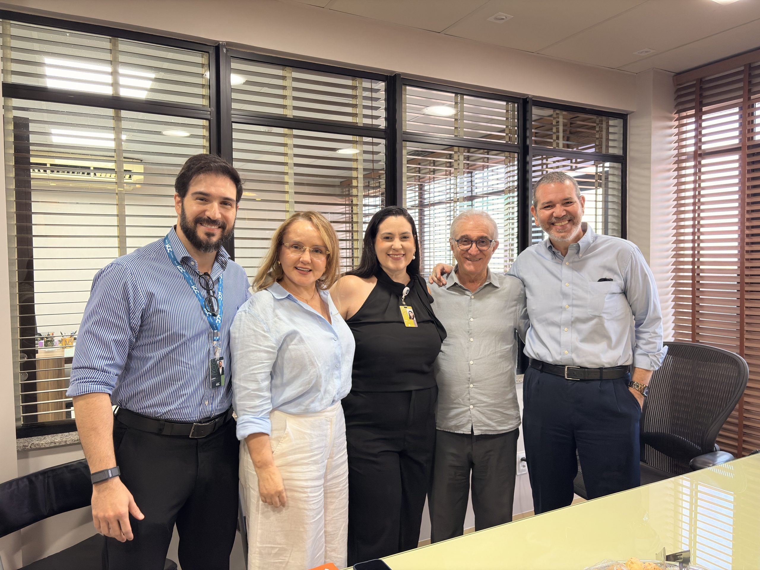 Dr. Marcelo Soares, pesquisador do INCA, ao lado de integrantes da gestão da Rede ICC Saúde durante encontro institucional para fortalecimento da parceria em pesquisa, ensino, genômica e inovação em oncologia.