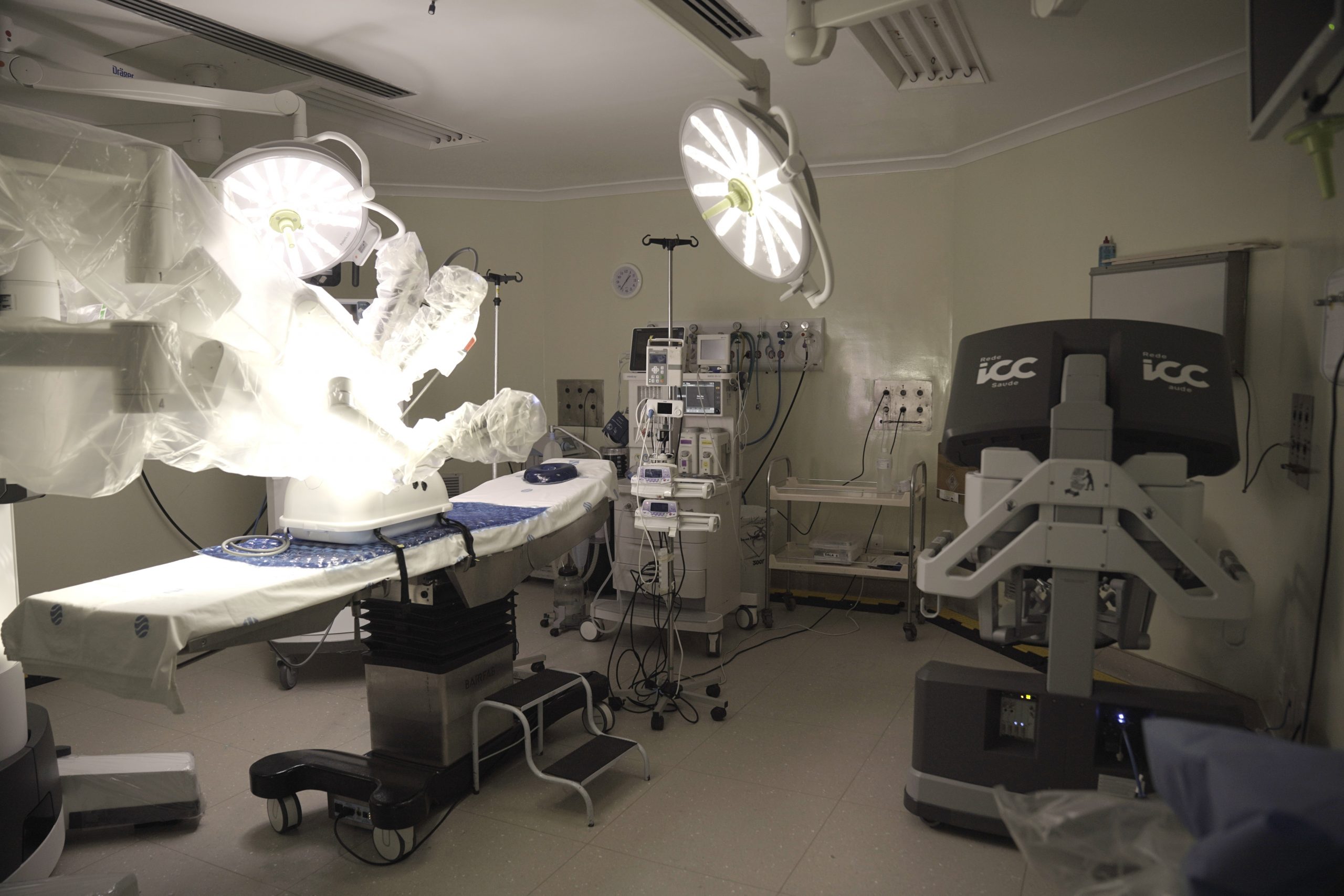 Sala cirúrgica do Hospital Haroldo Juaçaba equipada com sistema de cirurgia robótica.